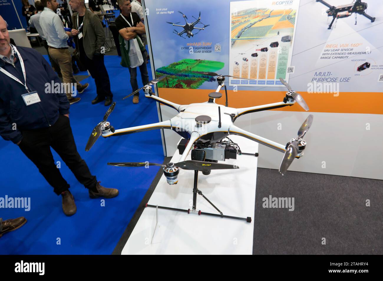 Eine Hexacopter-Drohne mit dunkler Materie, ausgestattet mit einem leichten, luftgetragenen Laserscanner RIEGL miniVUX-3UAV, der für die Vermessung in niedrigen bis mittleren Höhen entwickelt wurde und auf der DroneX 2023 ausgestellt ist Stockfoto