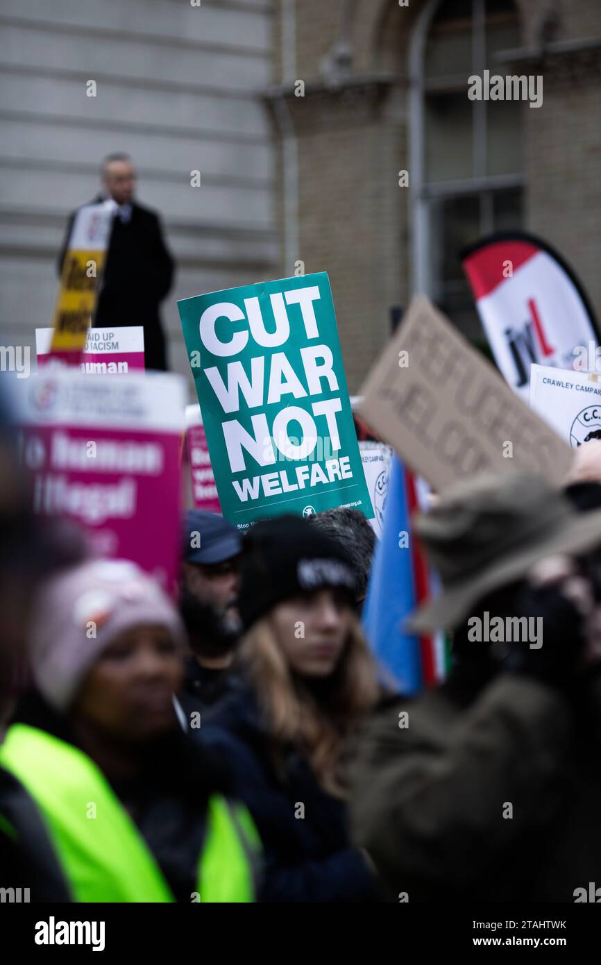 Menschen versammeln sich während einer Demonstration gegen Rassismus vor dem BBC Broadcasting House in London. Stockfoto