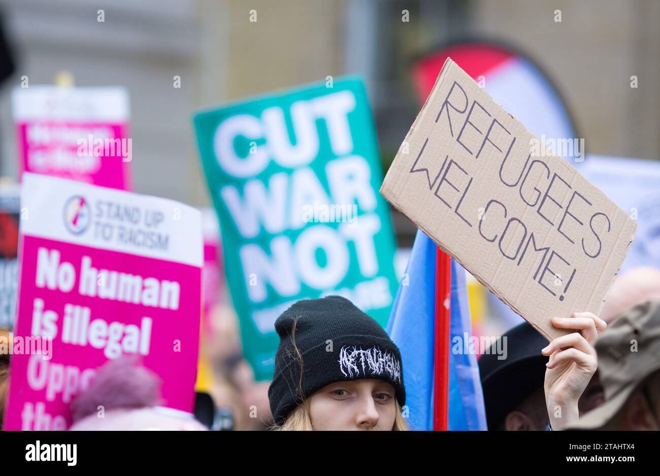 Menschen versammeln sich während einer Demonstration gegen Rassismus vor dem BBC Broadcasting House in London. Stockfoto