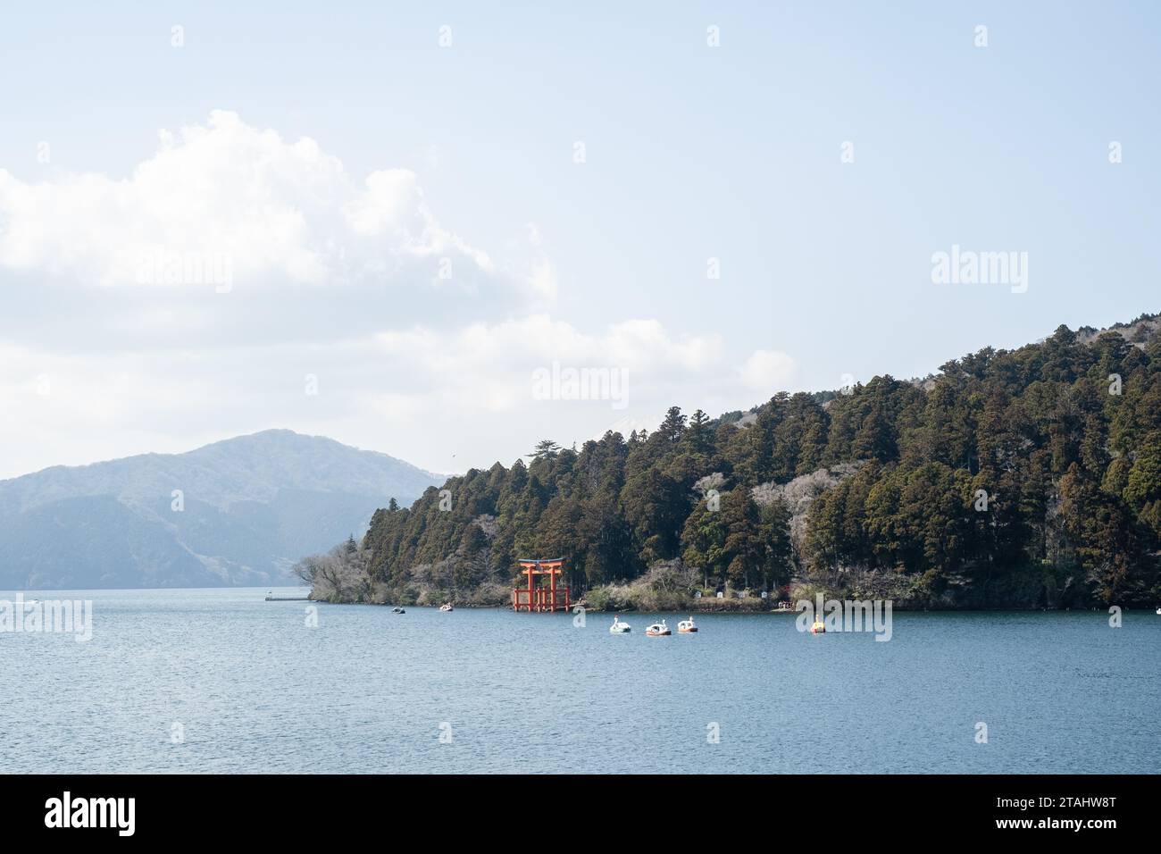 Torii-Tor zum Hakone-Schrein am Ufer des Ashinoko-Sees, Hakone, Japan. An Bord des Hakone Sightseeing Piratenbootes. Stockfoto