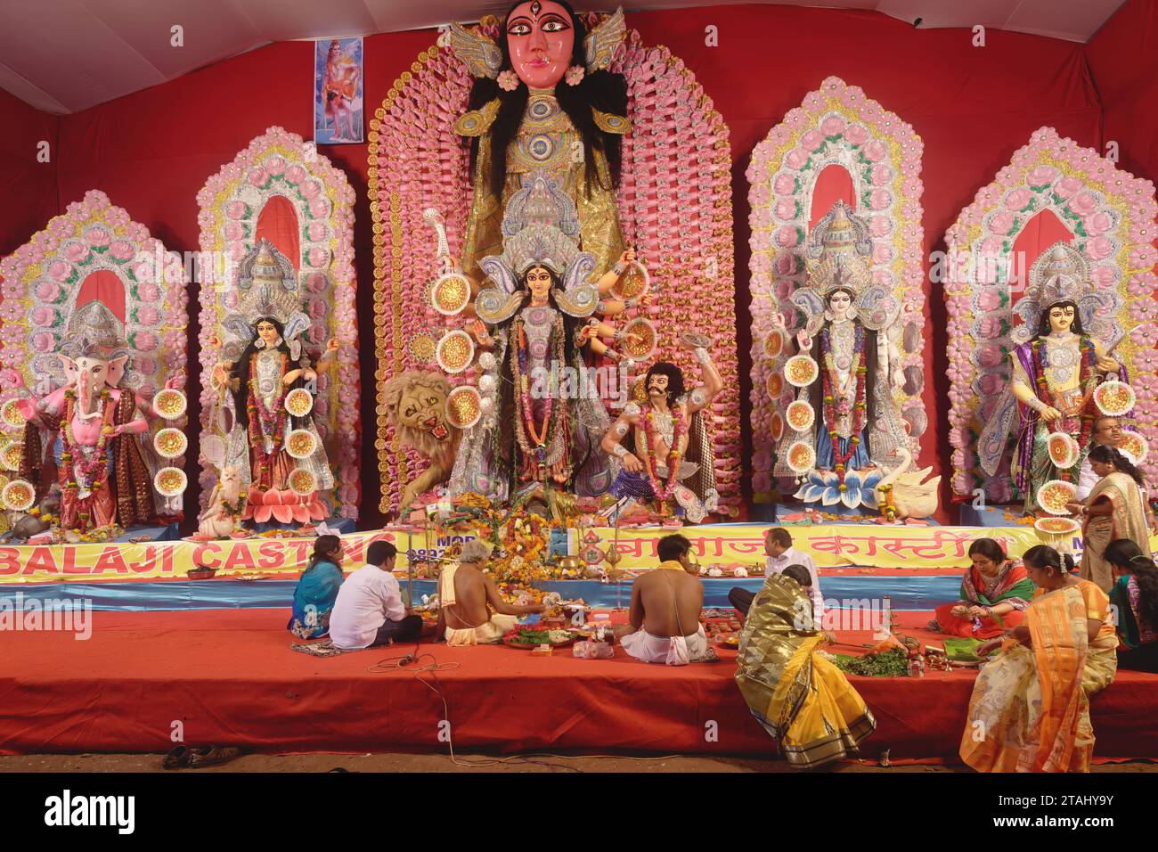 Zu feiern Durga Puja, der bengalischen Gemeinschaft in Mumbai, Indien, hat eine Bühne mit einer großen Durga Statue und anderen religiösen/mytholog. Stockfoto