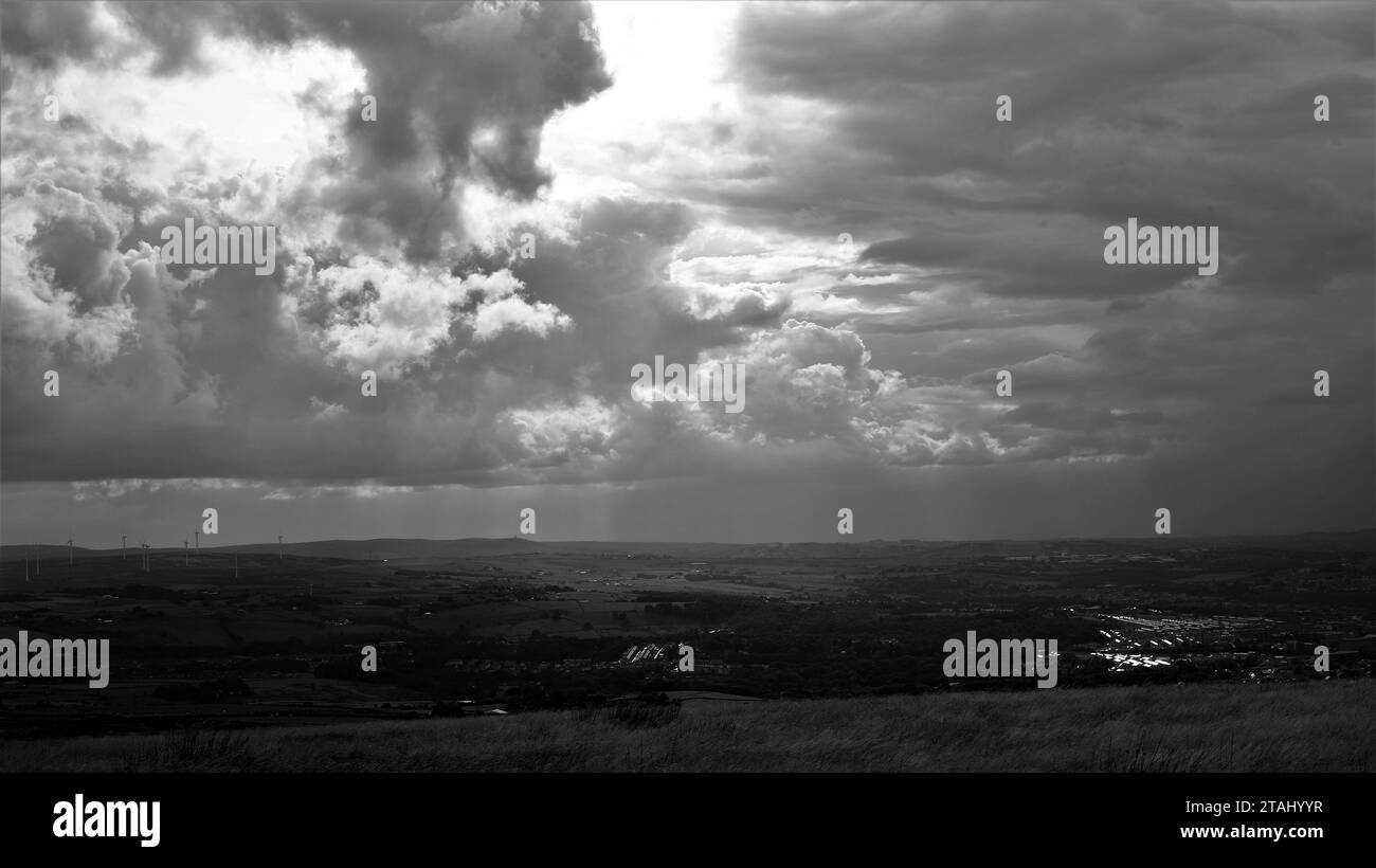 Good Heavens erforscht die zerbrechliche Beziehung zwischen der rhythmisch sich ständig verändernden Naturwelt und der in Schwarz-weiß gefangenen Menschheit. Stockfoto