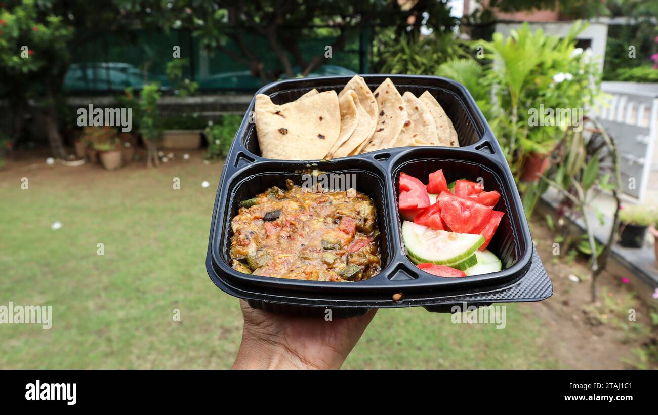 Roti Sabji mit Salat Combo Food Paket Mittagessen Stockfoto