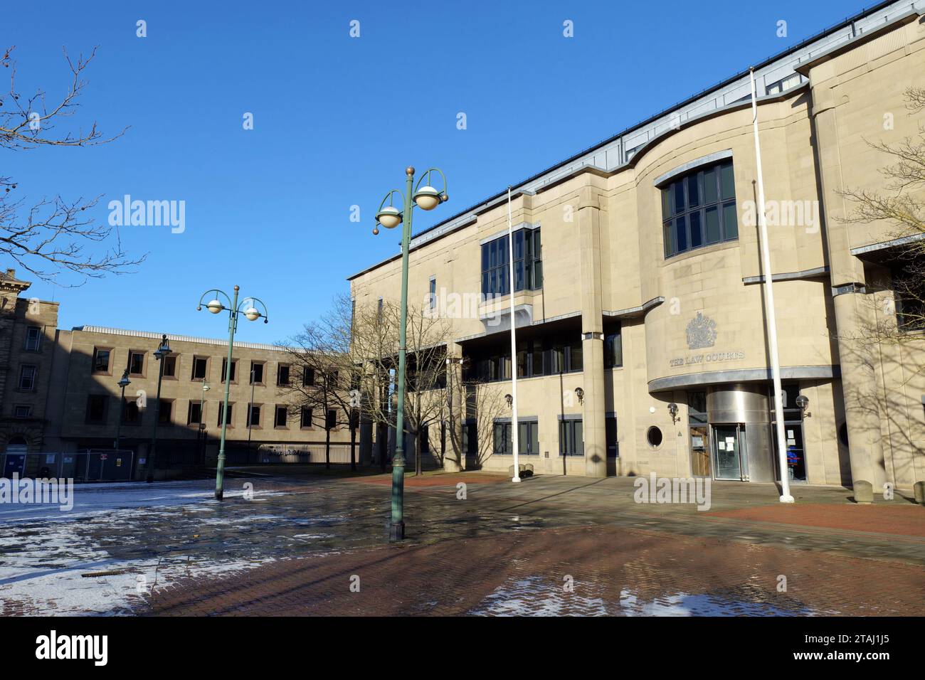 Bradford, UK 11 30 2023 : Außenansicht und Eingang zu den Gerichtsgerichten im Zentrum von Bradford, mit sichtbarem frostigem Innenhof. Stockfoto