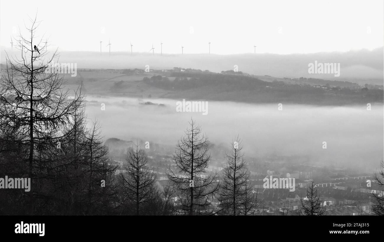 Die Stadt Accrington, die auf mysteriöse Weise in Nebel gehüllt ist und wie der Film Brigadoon aussieht, umgeben von Mooren, ruft Erinnerungen hervor Stockfoto
