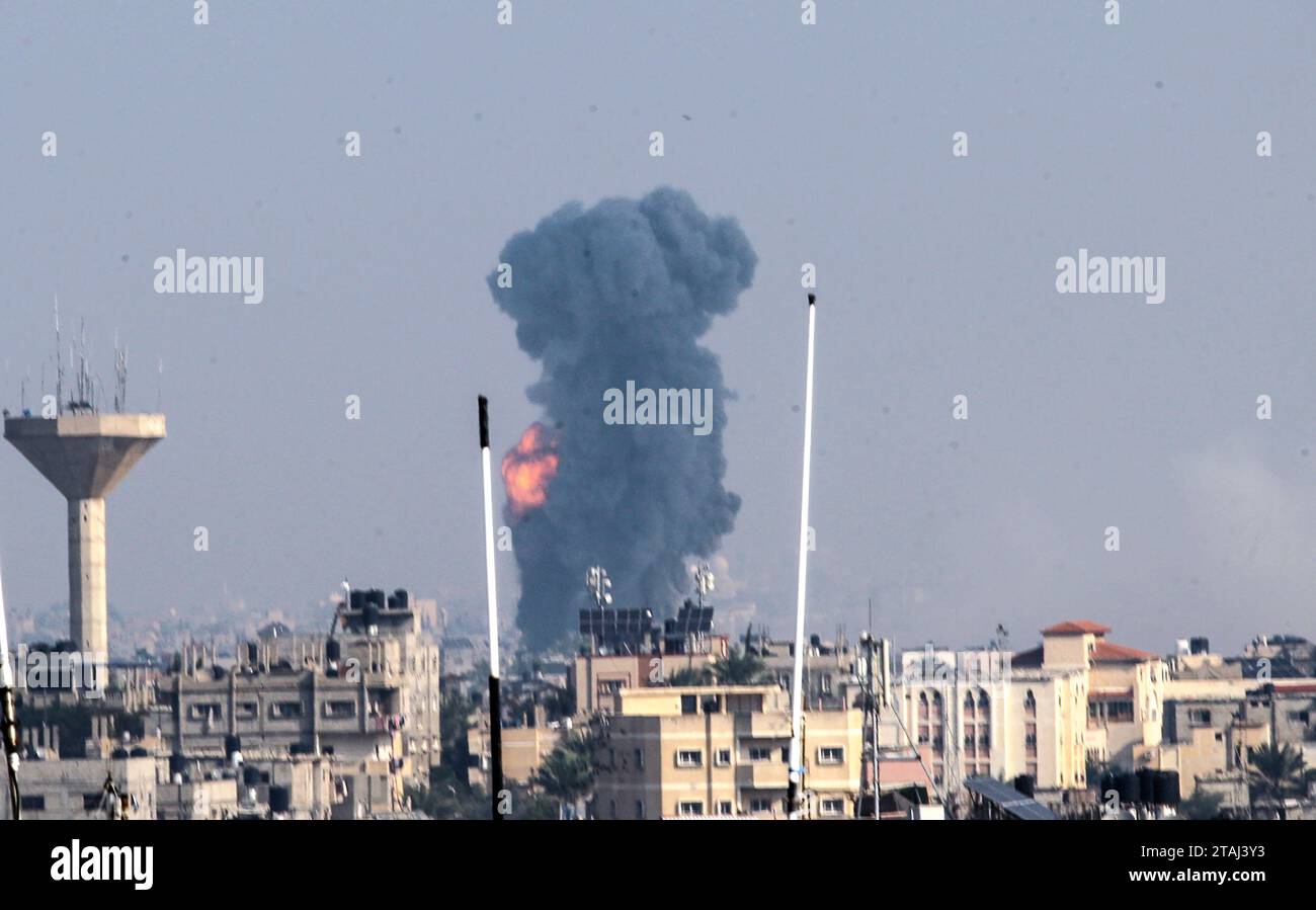 Rafah, Gaza. Dezember 2023. Nach einem israelischen Bombenangriff auf Häuser in Rafah im südlichen Gazastreifen am Freitag, dem 1. Dezember 2023, steigt Rauch auf. Die Kämpfe nahmen kurz nach dem Auslaufen eines siebentägigen Waffenstillstands zwischen Israel und der Hamas wieder auf. Foto: Ismael Mohamad/UPI Credit: UPI/Alamy Live News Stockfoto