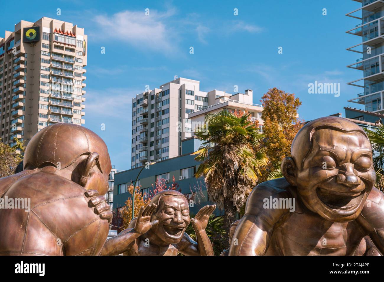 Vancouver, BC, Kanada-1. Oktober 2023: A-Mazing-Laughter ist eine Gruppe von Bronzeskulpturen des Künstlers Yue Minjun im Morton Park in English Bay in Stockfoto