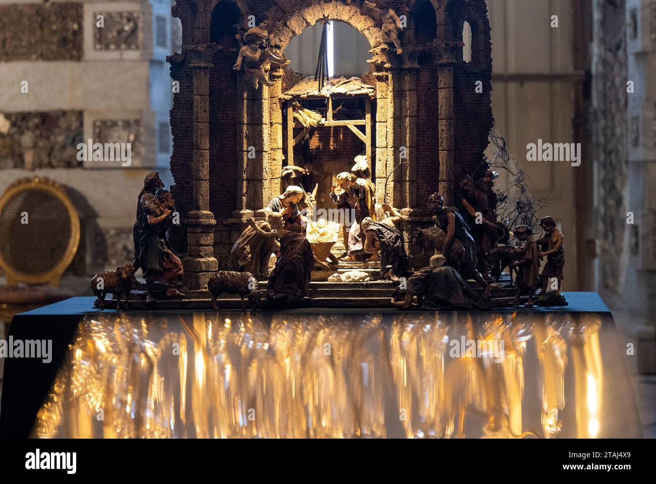 Potsdam, Deutschland. Dezember 2023. Im Grottensaal des Neuen Schlosses wird die Krippe Kaiser Wilhelm II. Präsentiert. Das historische Kunstwerk von Bildhauser Sebastian Osterrieder, auch als „Kaiserliche Krippe“ bekannt, kehrt als Leihgabe von der Abensberger St. ins neue Palais zurück Ägidius Krippen- und Kapellenvereinigung in der Adventszeit und Weihnachtszeit 2023. Quelle: Monika Skolimowska/dpa/Alamy Live News Stockfoto