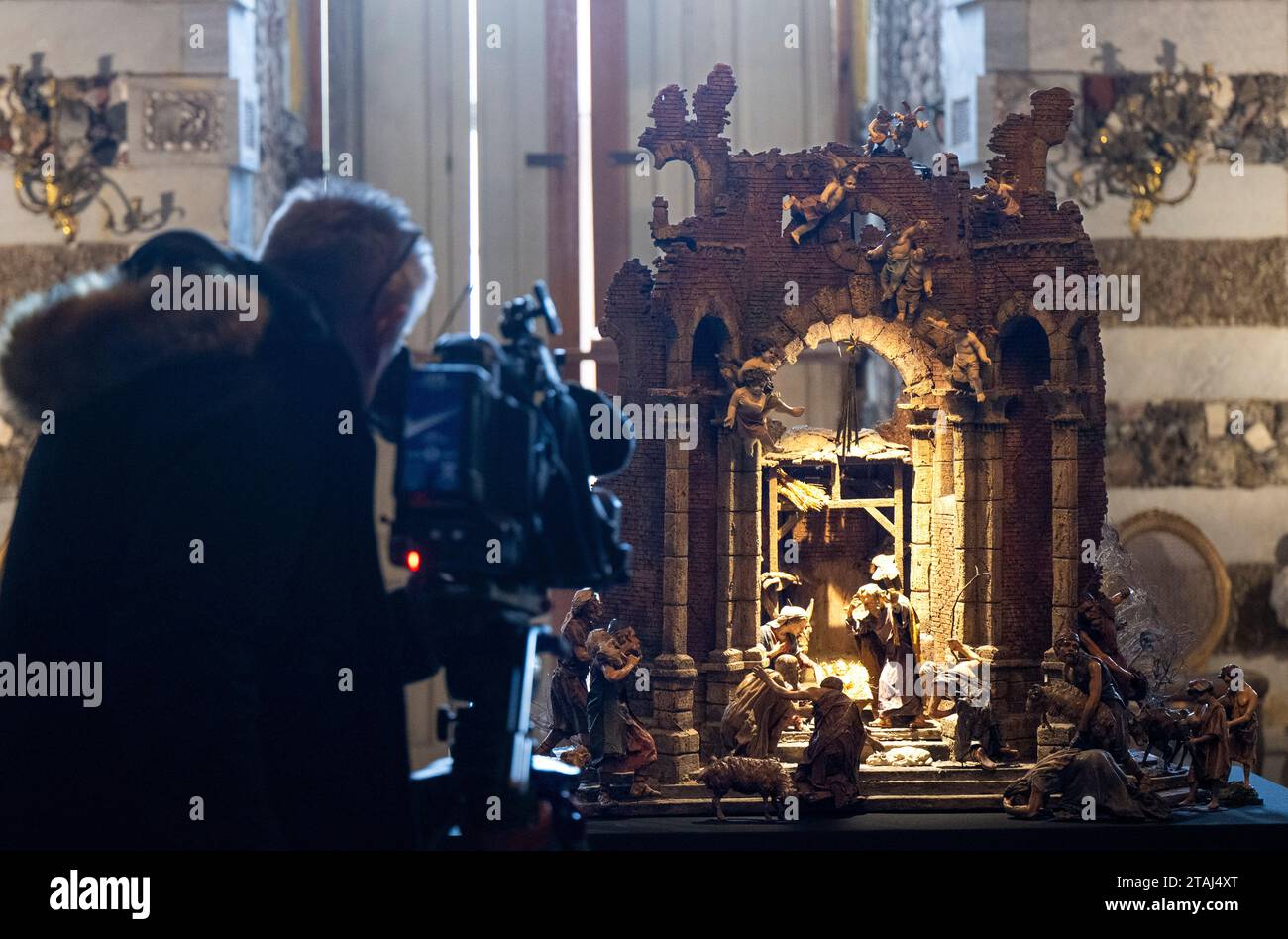 Potsdam, Deutschland. Dezember 2023. Im Grottensaal des Neuen Schlosses wird die Krippe Kaiser Wilhelm II. Präsentiert. Das historische Kunstwerk von Bildhauser Sebastian Osterrieder, auch als „Kaiserliche Krippe“ bekannt, kehrt als Leihgabe von der Abensberger St. ins neue Palais zurück Ägidius Krippen- und Kapellenvereinigung in der Adventszeit und Weihnachtszeit 2023. Quelle: Monika Skolimowska/dpa/Alamy Live News Stockfoto