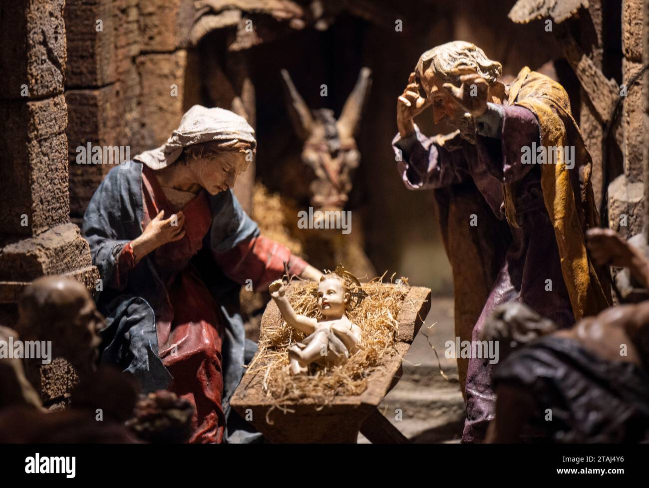 Potsdam, Deutschland. Dezember 2023. Krippenfiguren aus Gusseisen zieren die Krippe Kaiser Wilhelm II., die im Grottensaal des Neuen Schlosses zu sehen ist. Das historische Kunstwerk von Sebastian Osterrieder aus Bildhaus, auch bekannt als „Kaiserliche Krippe“, wird als Leihgabe des Abensberger Krippen- und Kapellvereins St. in das neue Schloss zurückkehren Ägidius in der Adventszeit und Weihnachtszeit 2023. Quelle: Monika Skolimowska/dpa/Alamy Live News Stockfoto