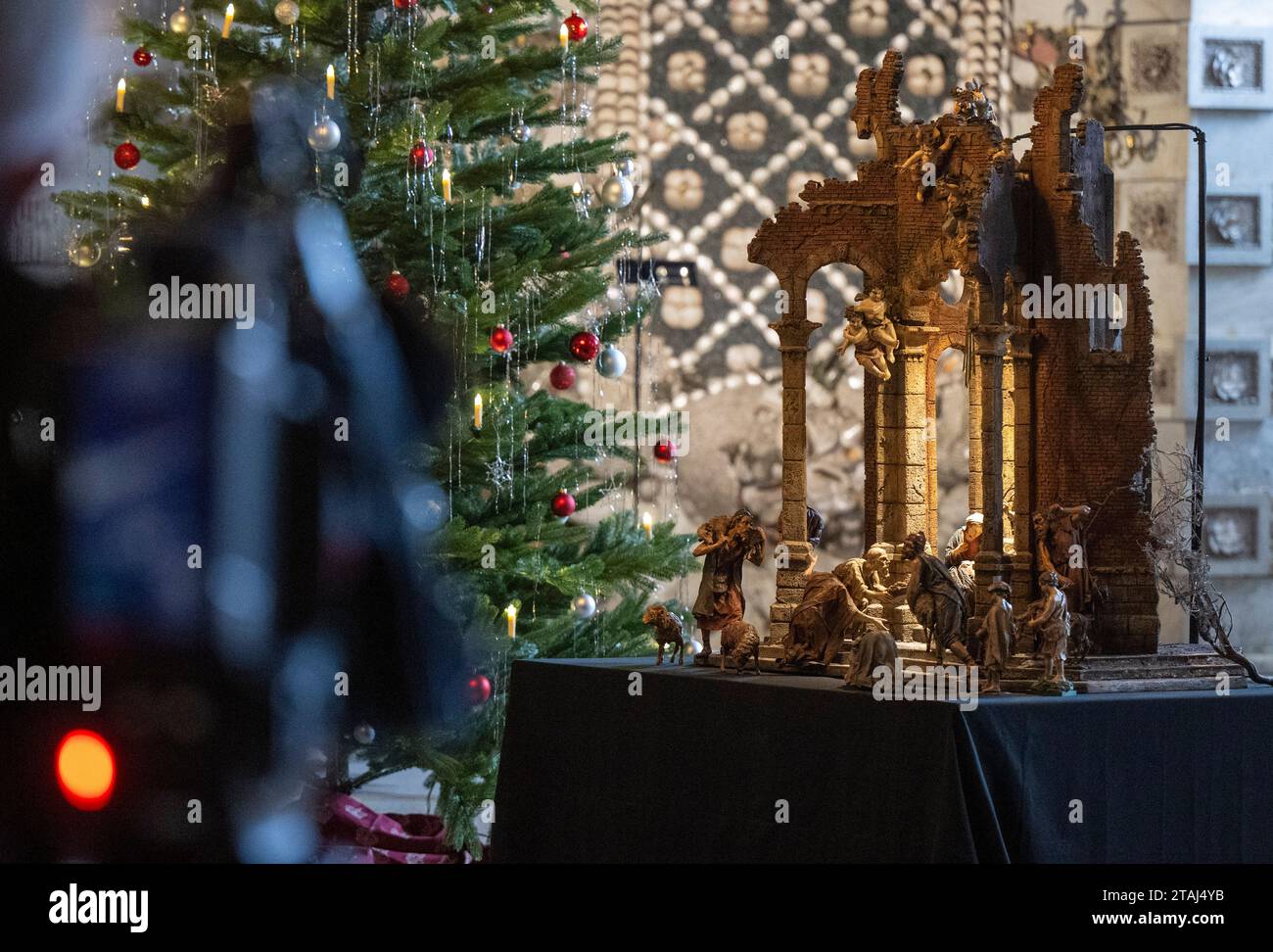 Potsdam, Deutschland. Dezember 2023. Im Grottensaal des Neuen Schlosses wird die Krippe Kaiser Wilhelm II. Präsentiert. Das historische Kunstwerk von Bildhauser Sebastian Osterrieder, auch als „Kaiserliche Krippe“ bekannt, kehrt als Leihgabe von der Abensberger St. ins neue Palais zurück Ägidius Krippen- und Kapellenvereinigung in der Adventszeit und Weihnachtszeit 2023. Quelle: Monika Skolimowska/dpa/Alamy Live News Stockfoto