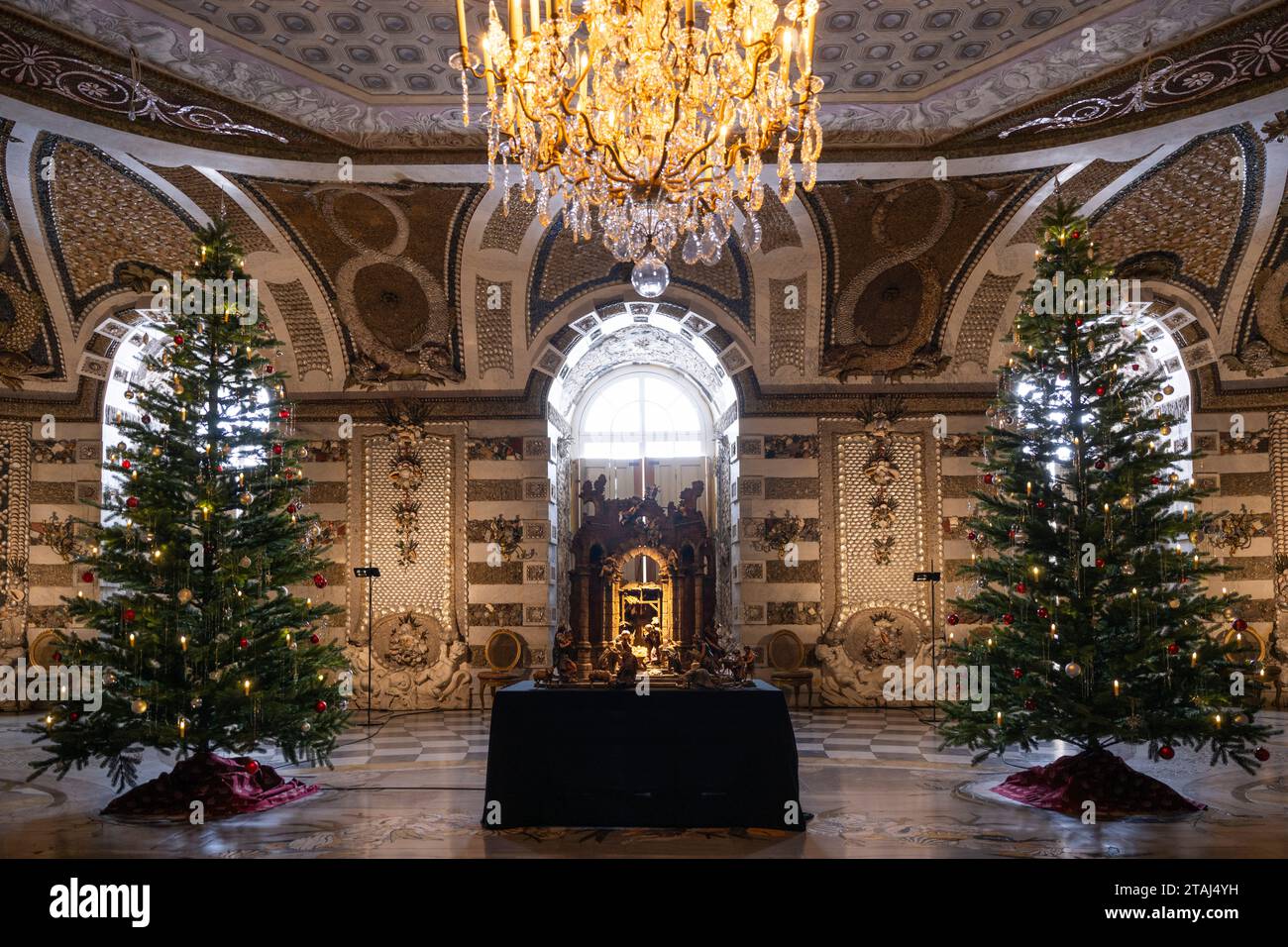 Potsdam, Deutschland. Dezember 2023. Im Grottensaal des Neuen Schlosses wird die Krippe Kaiser Wilhelm II. Präsentiert. Das historische Kunstwerk von Bildhauser Sebastian Osterrieder, auch als „Kaiserliche Krippe“ bekannt, kehrt als Leihgabe von der Abensberger St. ins neue Palais zurück Ägidius Krippen- und Kapellenvereinigung in der Adventszeit und Weihnachtszeit 2023. Quelle: Monika Skolimowska/dpa/Alamy Live News Stockfoto