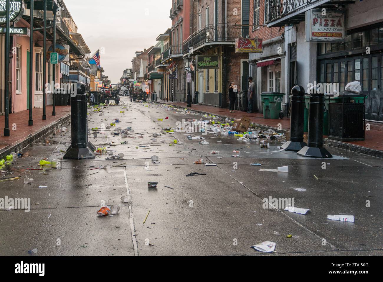 New Orleans, LA, USA, 18. Januar 2023: Mardi Gras-Party in der Bourbon Street im beliebten French Quarter nach einem geschäftigen Wochenendabend. Stockfoto