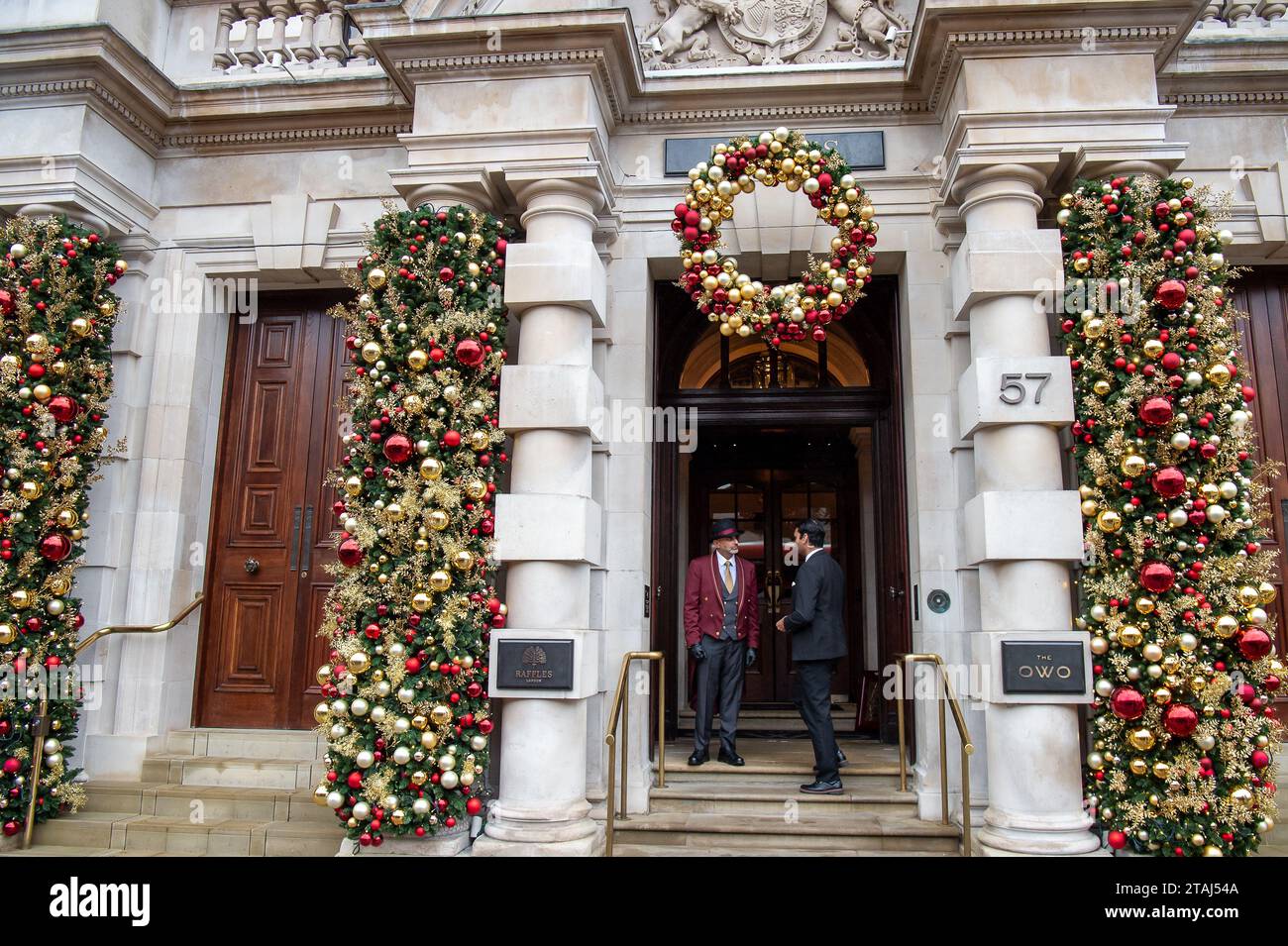 London, Großbritannien. November 2023. Weihnachtsdekoration vor der berühmten Raffles Bar und dem Owo in Whitehall, London Stockfoto