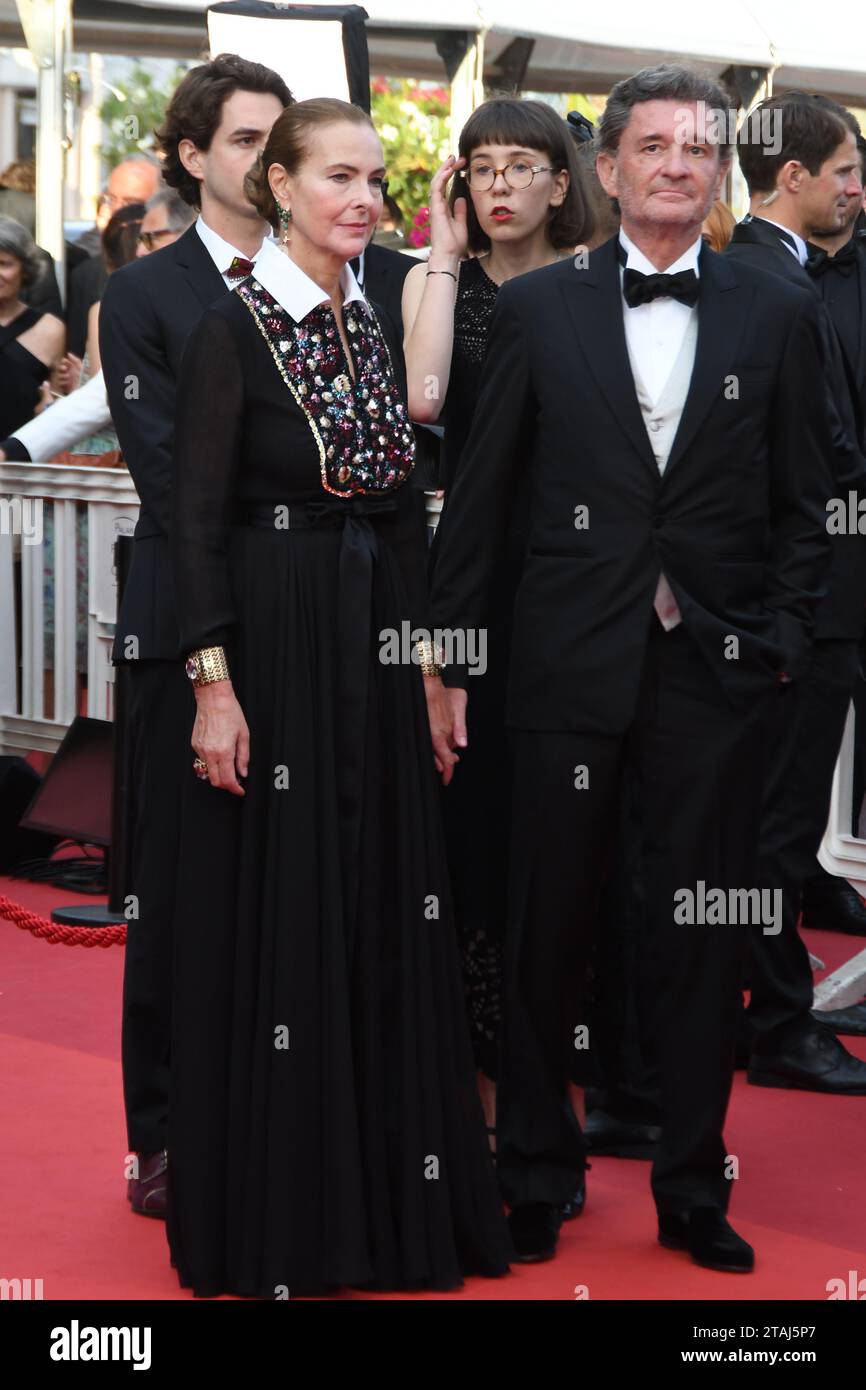 CANNES, FRANKREICH - 28. MAI: Philippe Sereys de Rothschild, Carole Bouquet nehmen an der Abschlusszeremonie des roten Teppichs für das 75. Jährliche Filmfestival von Cannes Teil Stockfoto