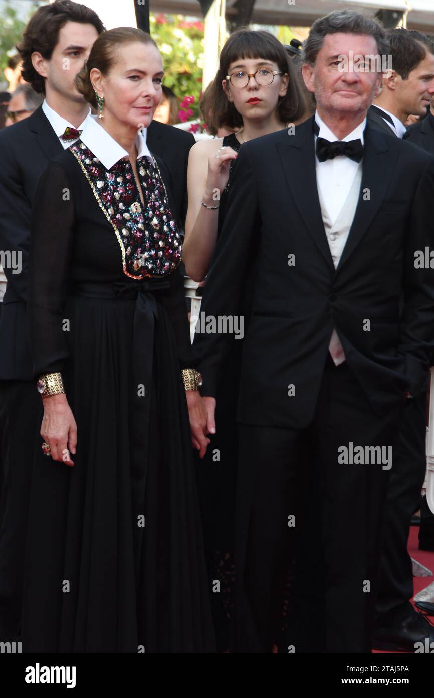 CANNES, FRANKREICH - 28. MAI: Philippe Sereys de Rothschild, Carole Bouquet nehmen an der Abschlusszeremonie des roten Teppichs für das 75. Jährliche Filmfestival von Cannes Teil Stockfoto
