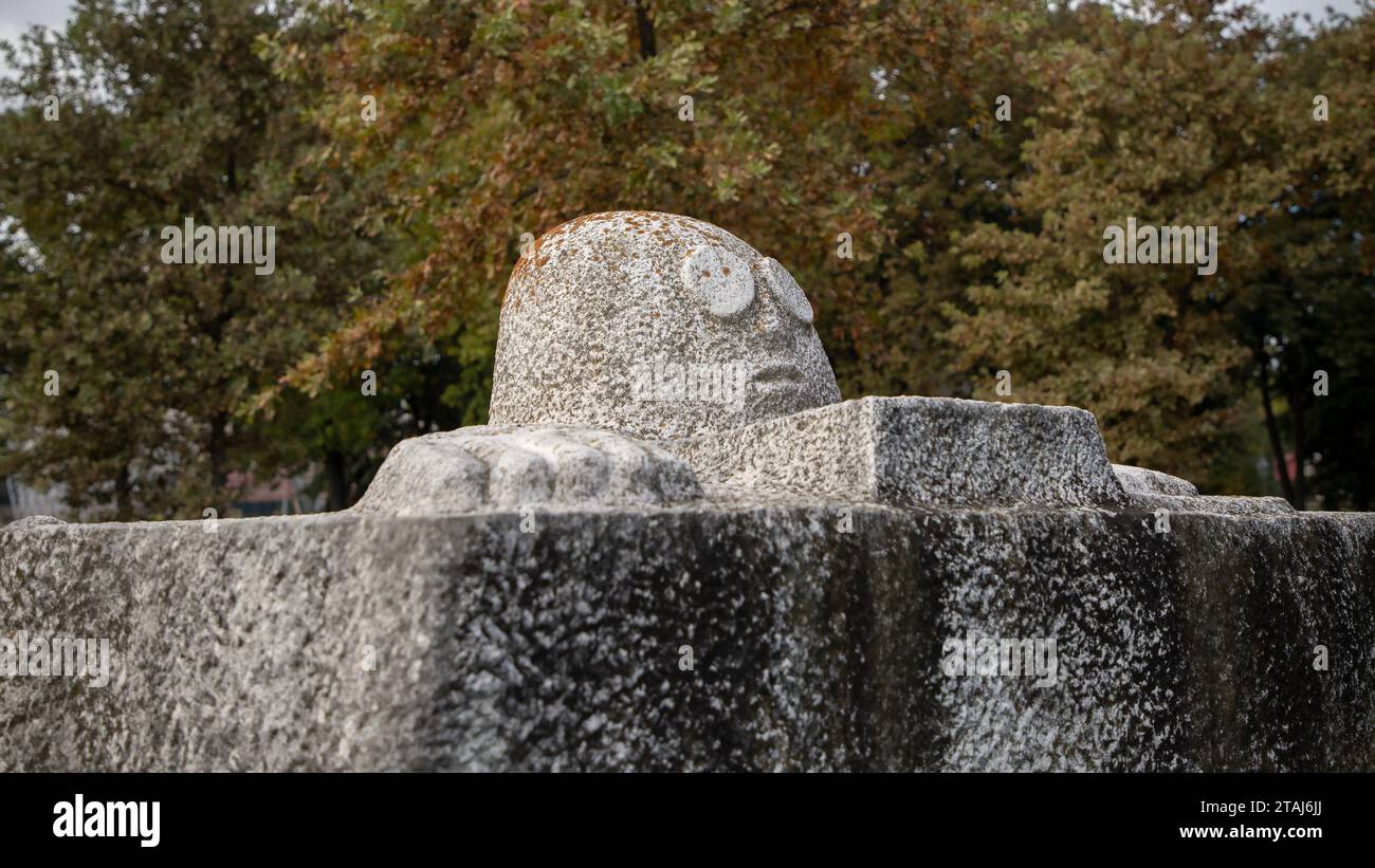 Eine anthropomorphe fischreitige Betonskulptur im Ada Ciganlija Park in Belgrad, Serbien Stockfoto