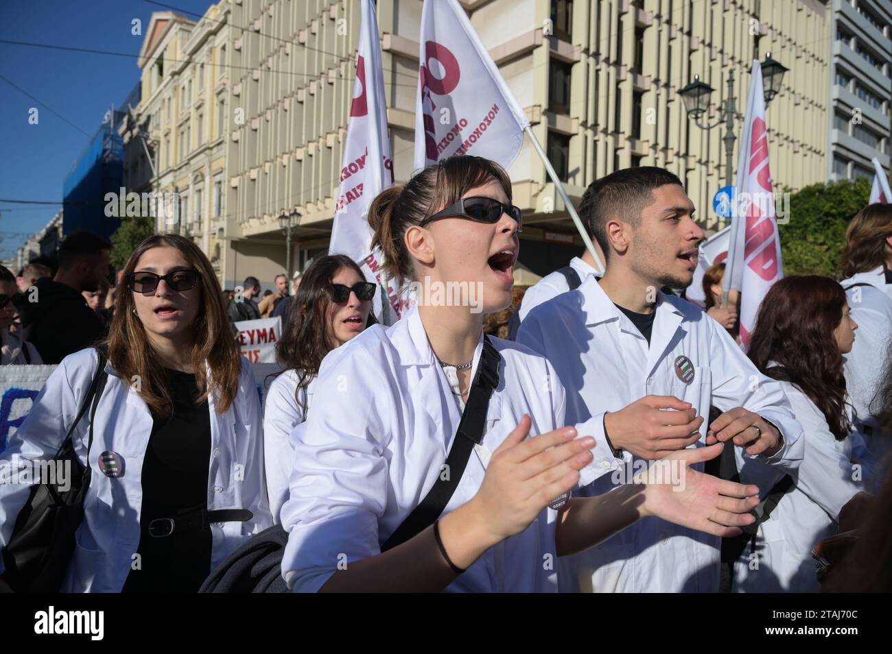 Streikende Krankenhäuser Ärzte schreien während eines Protestes, der Gehaltssteigerungen und Personaleinstellungen in Athen, Griechenland, fordert, Slogans. Stockfoto