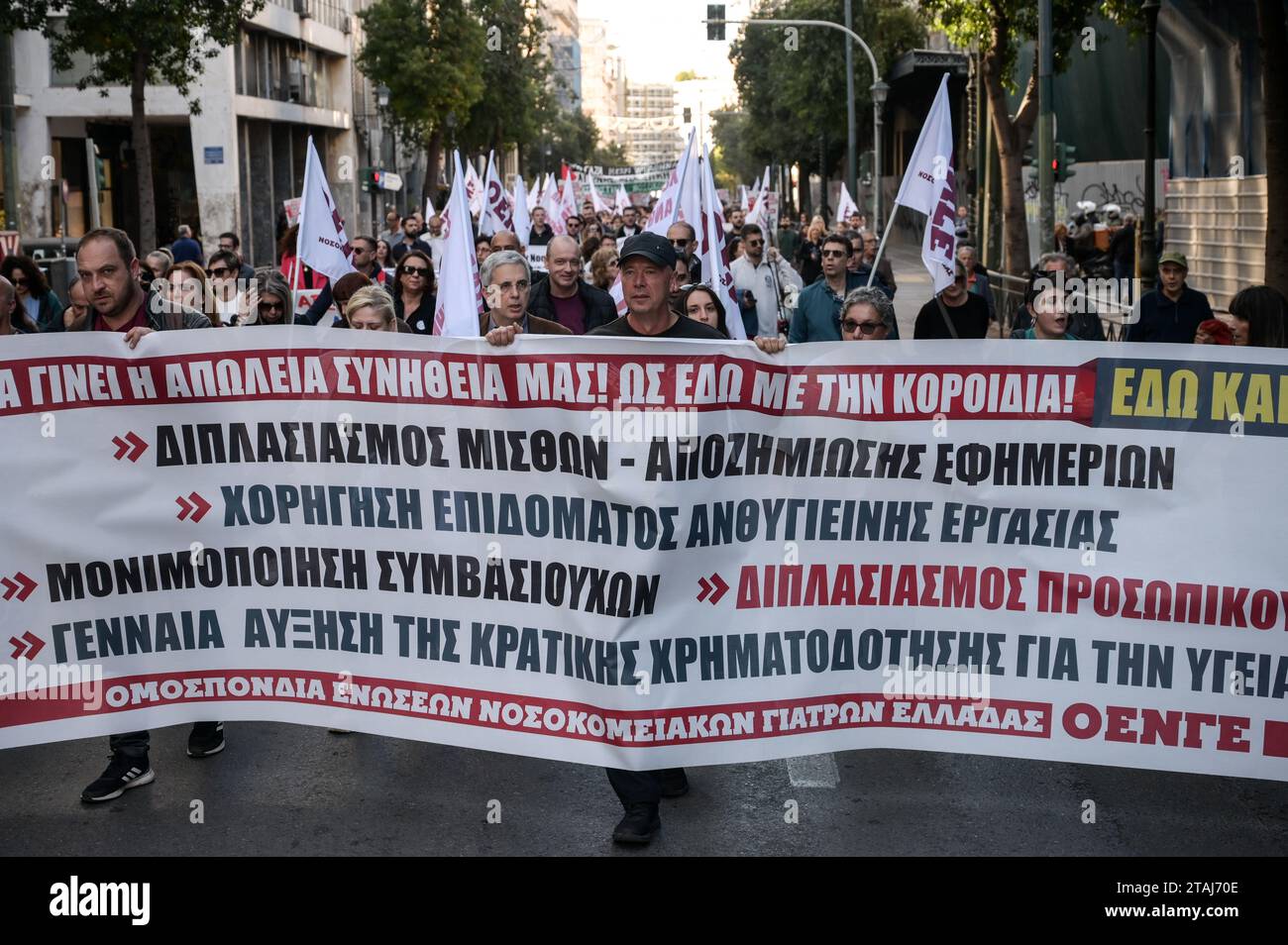 Streikende Krankenhausärzte rufen während eines Protestes Slogans, der Gehaltssteigerungen und Personaleinstellungen in Athen, Griechenland, fordert. Quelle: Dimitris Aspiotis/Alamy Stockfoto