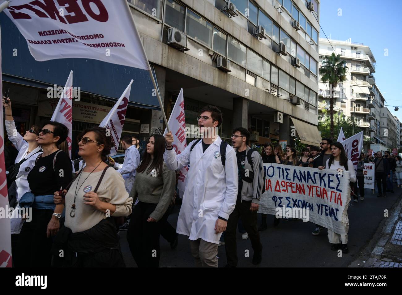 Streikende Krankenhäuser Ärzte schreien während eines Protestes, der Gehaltssteigerungen und Personaleinstellungen in Athen, Griechenland, fordert, Slogans. Quelle: Dimitris Aspiotis/Alamy Stockfoto