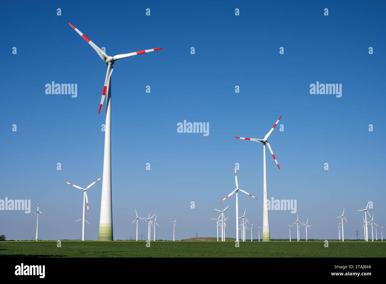 Moderne Windkraftanlagen im ländlichen Deutschland Stockfoto