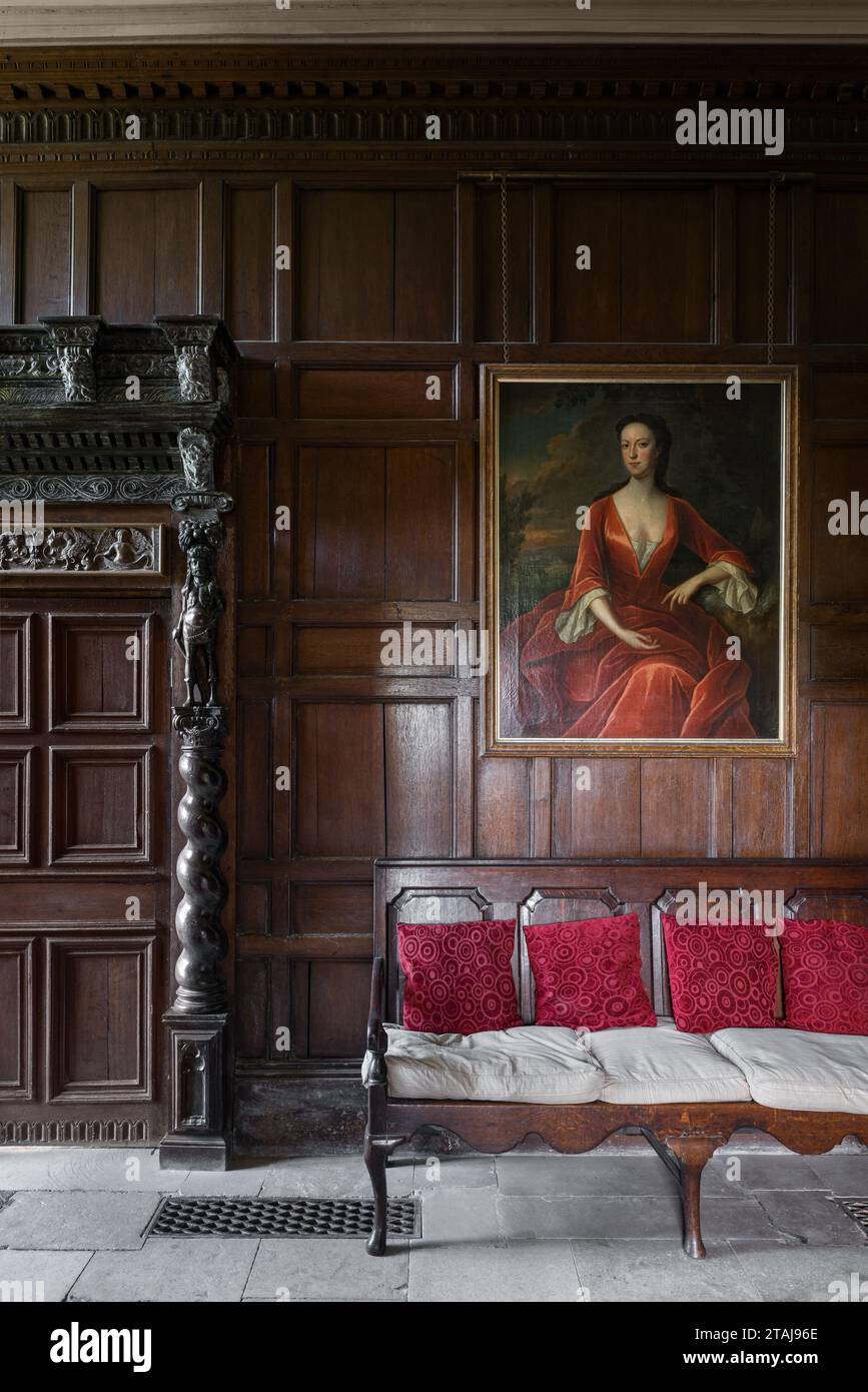 Jakobinische Verkleidung mit Herkules-Figur auf Gerste-Twist-Säule in Wolfeton House, Dorset, England, Großbritannien. Stockfoto