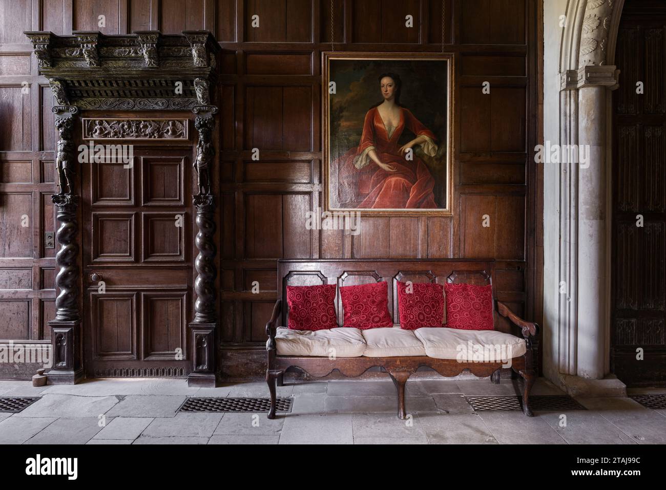 Jakobinische Verkleidung mit Herkules-Figur auf Gerste-Twist-Säule in Wolfeton House, Dorset, England, Großbritannien. Stockfoto