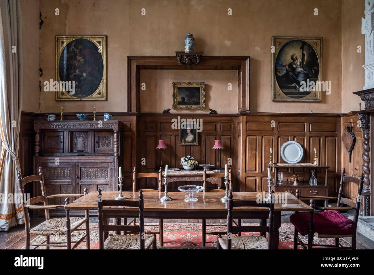 Getäfelter Speisesaal mit antiken Möbeln im Wolfeton House, Dorset, England, Großbritannien. Stockfoto