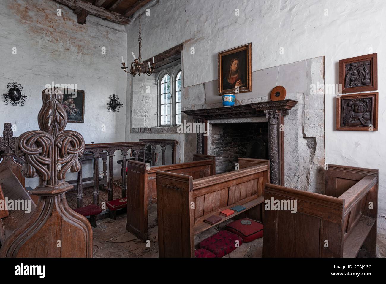 Holzbänke in der Kapelle von Wolfeton House, Dorset, England, Großbritannien. Stockfoto