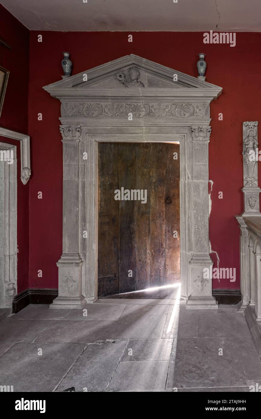 Sonnendurchfluteter Steingiebel am Wolfeton House, Dorset, England, Großbritannien. Stockfoto
