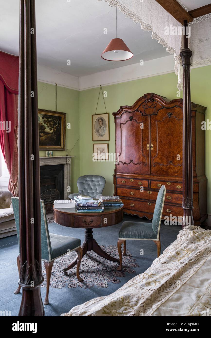 Himmelbett in möbliertem Schlafzimmer im Wolfeton House, Dorset, England, Großbritannien. Stockfoto