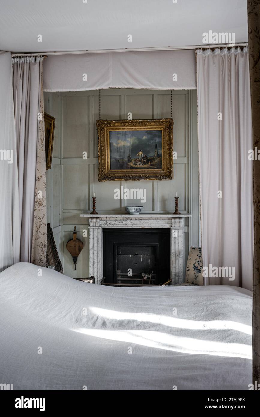 Vergoldete gerahmte Kunstwerke über dem Kamin im Wolfeton House, Dorset, England, Großbritannien. Stockfoto
