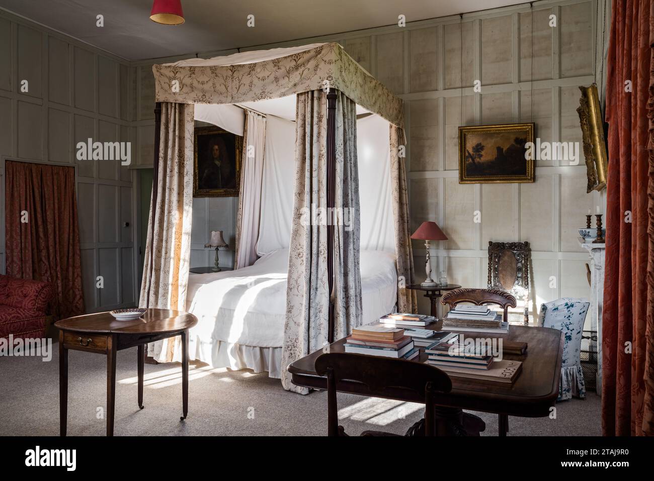 Himmelbett in möbliertem Schlafzimmer im Wolfeton House, Dorset, England, Großbritannien. Stockfoto