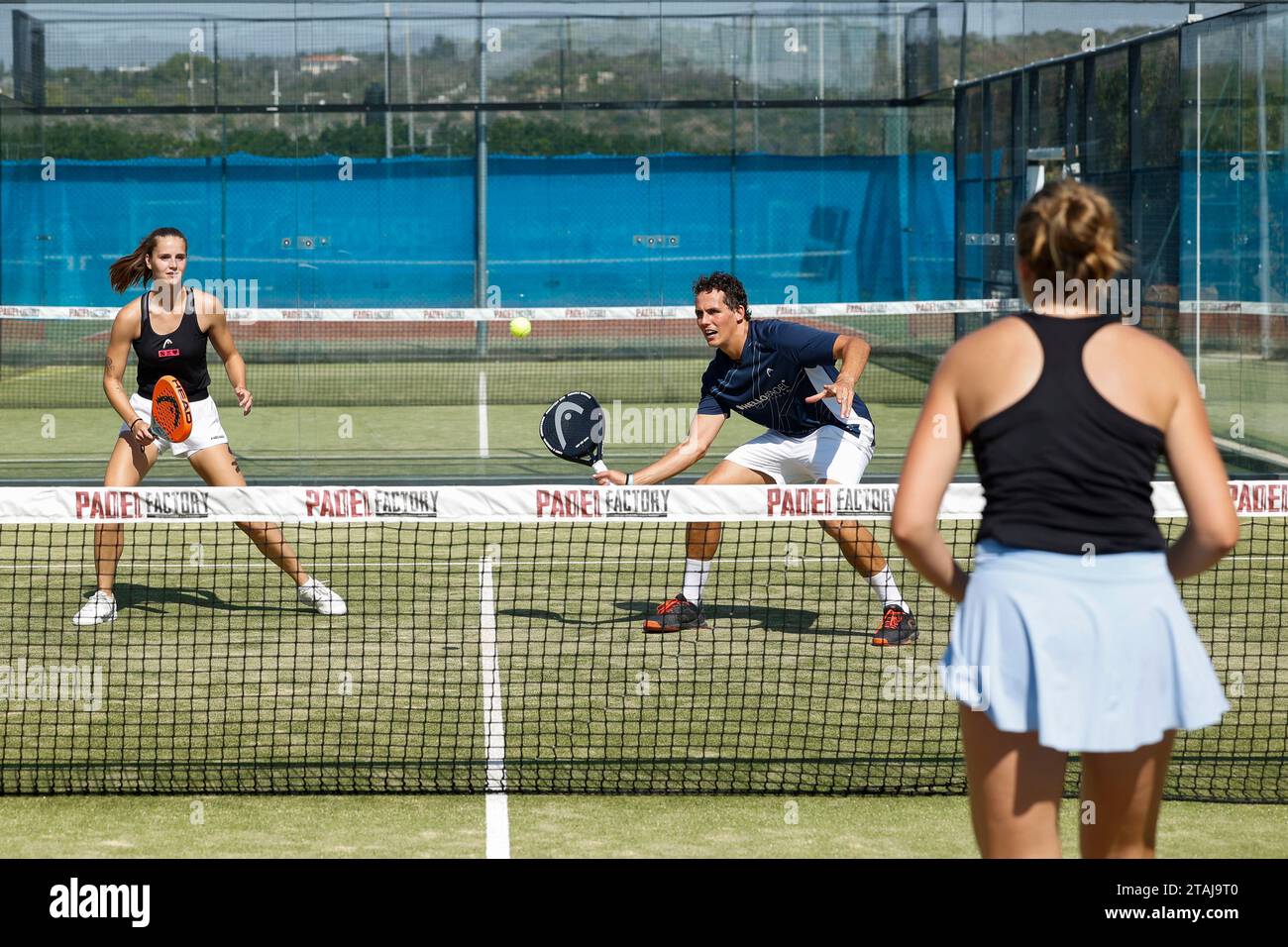 Ein junges Paar spielt Padel-Tennis. Stockfoto