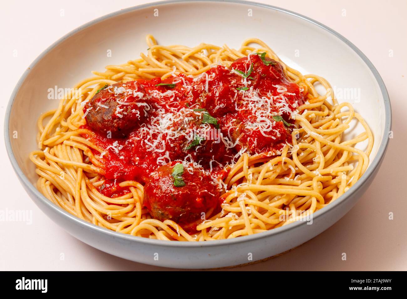 Spaghetti und Fleischbällchen mit geriebenem Parmesan Stockfoto