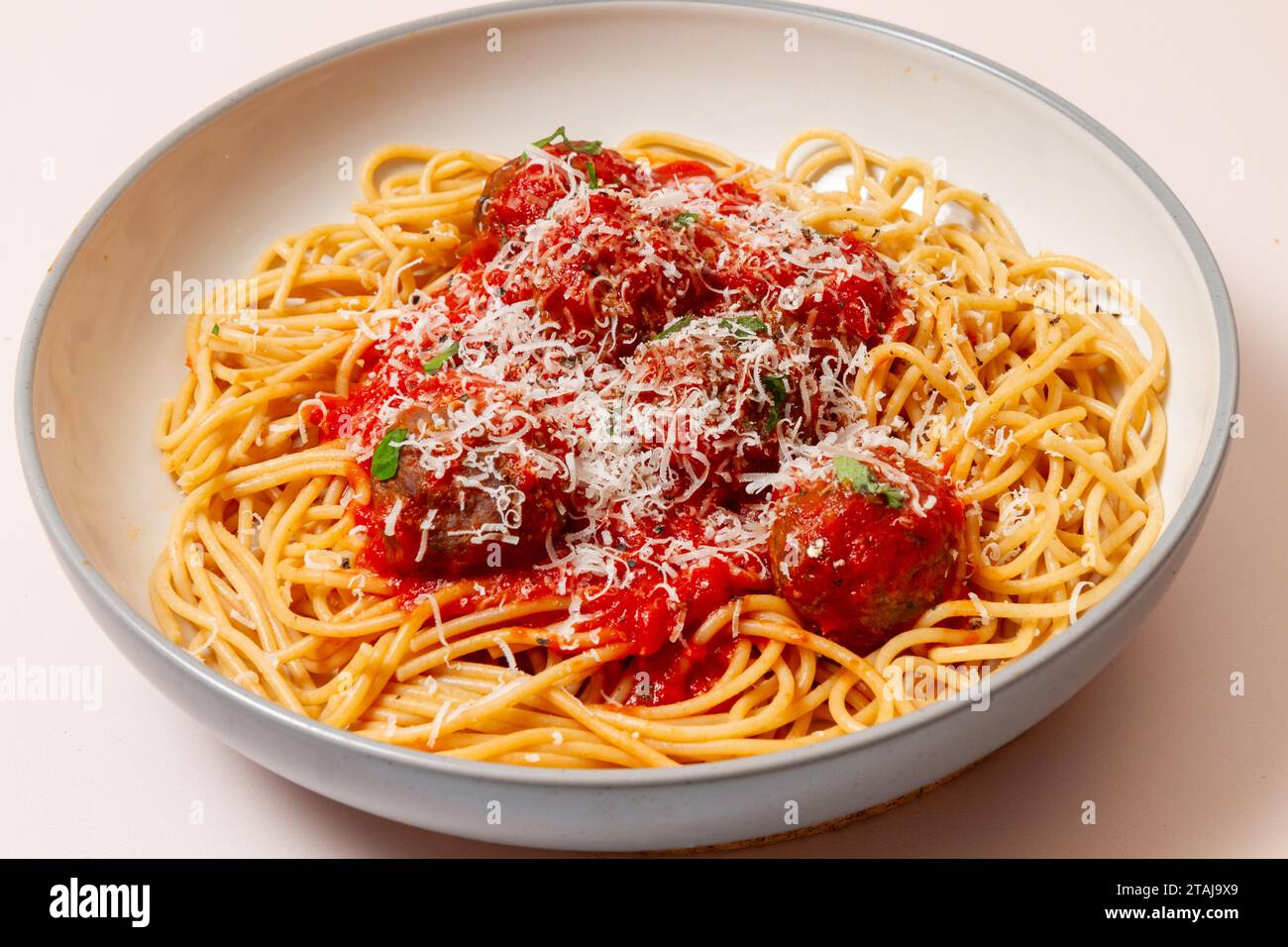 Spaghetti und Fleischbällchen mit geriebenem Parmesan Stockfoto