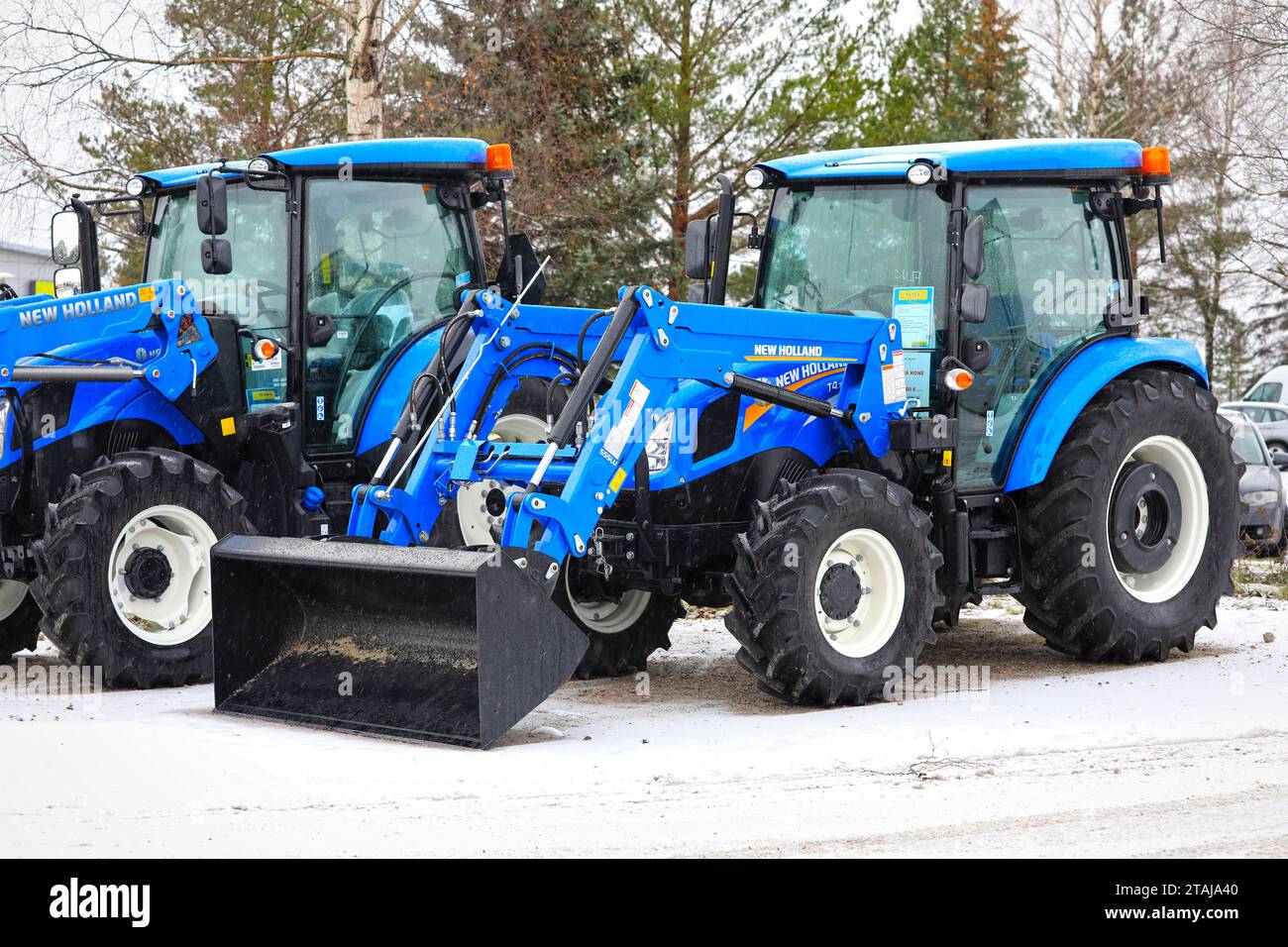Der Traktor New Holland T4.75S parkte an einem Wintertag bei der Niederlassung von New Holland Agriculture. Salo, Finnland. November 2023. Stockfoto
