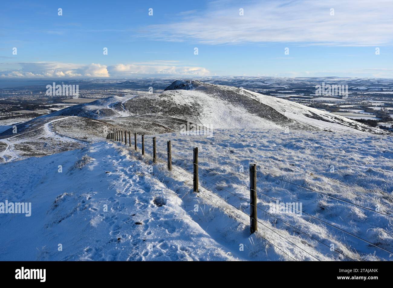 Edinburgh, Schottland, Großbritannien. Dezember 2023. Schnee kommt im Pentland Regional Park an. Blick auf Caerketton von Allermuir. Quelle: Craig Brown/Alamy Live News Stockfoto