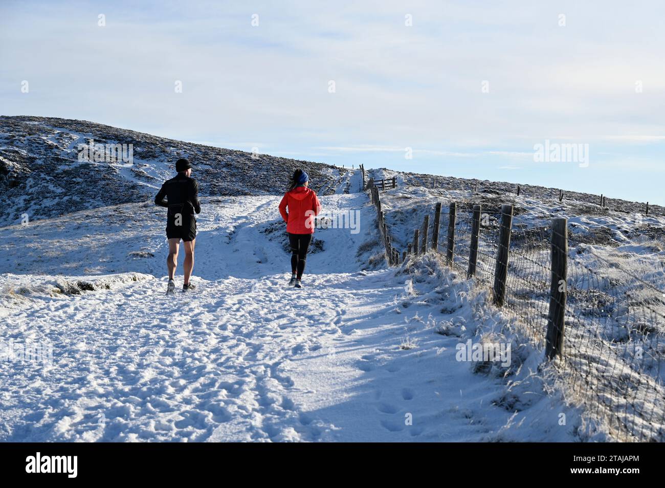 Edinburgh, Schottland, Großbritannien. Dezember 2023. Schnee kommt im Pentland Regional Park an. Joggen im Schnee. Quelle: Craig Brown/Alamy Live News Stockfoto