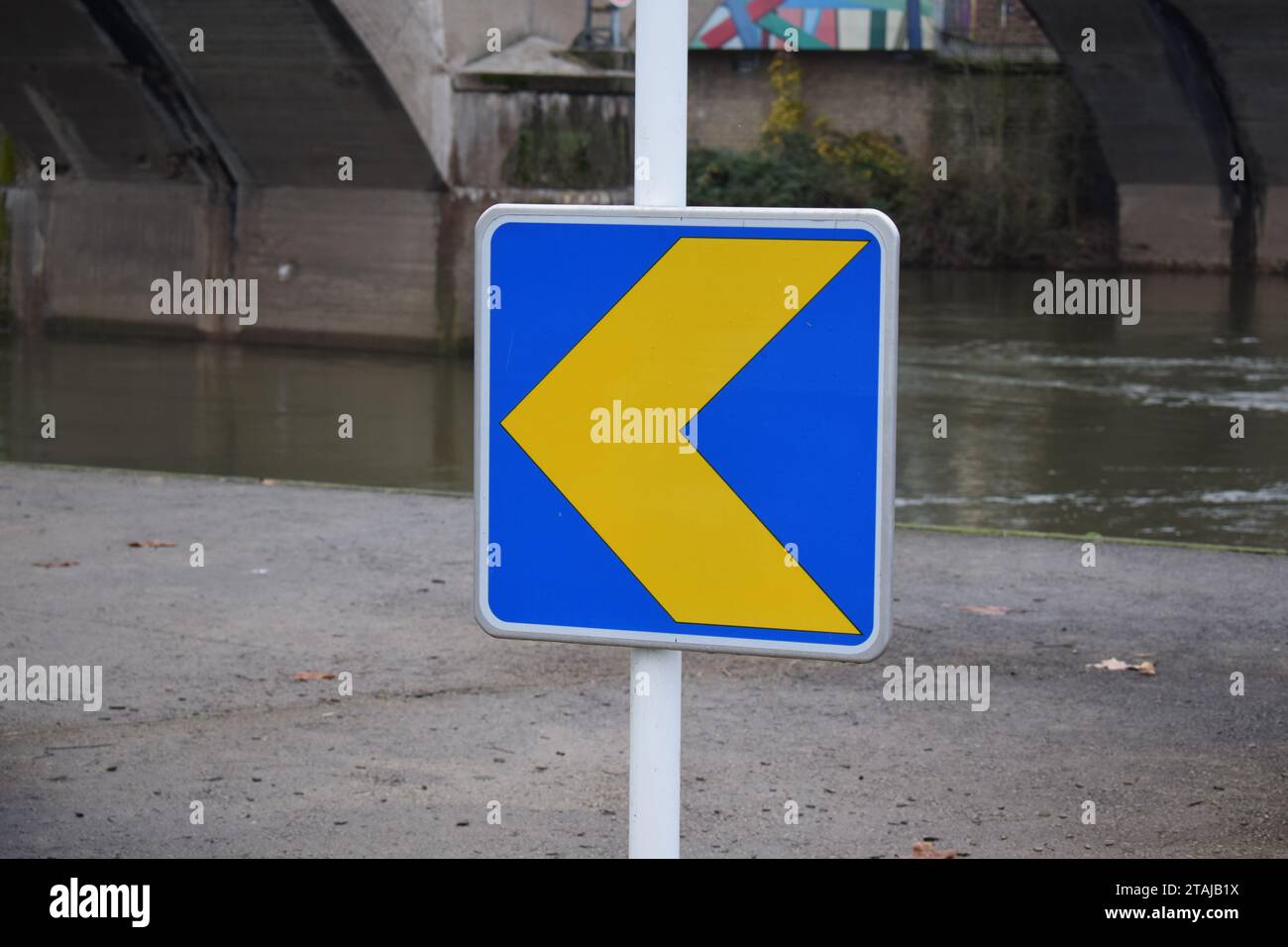 Kurvenwarnschild am Wasser Stockfoto