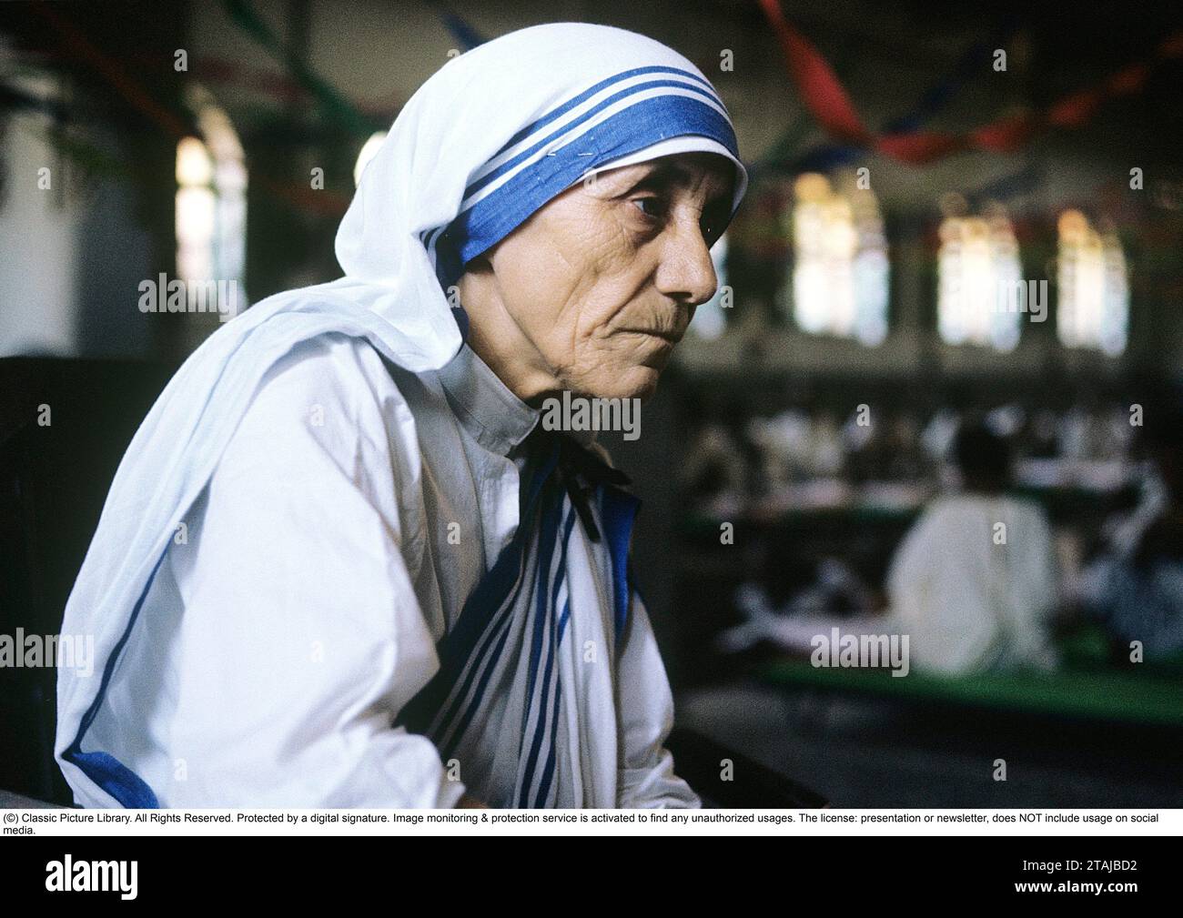Mary Teresa Bojaxhiu (26. August 1910 – 5. September 1997), besser bekannt als Mutter Teresa, war eine albanisch-indische katholische Nonne und Gründerin der Missionare der Charity. Geboren in Skopje, damals Teil des Osmanischen Reiches, zog sie im Alter von 18 Jahren nach Irland und später nach Indien, wo sie den größten Teil ihres Lebens lebte. Am 4. September 2016 wurde sie von der katholischen Kirche als Heilige Teresa von Kalkutta heiliggesprochen.1963. Roland Palm Ref. 8-5-3 Stockfoto