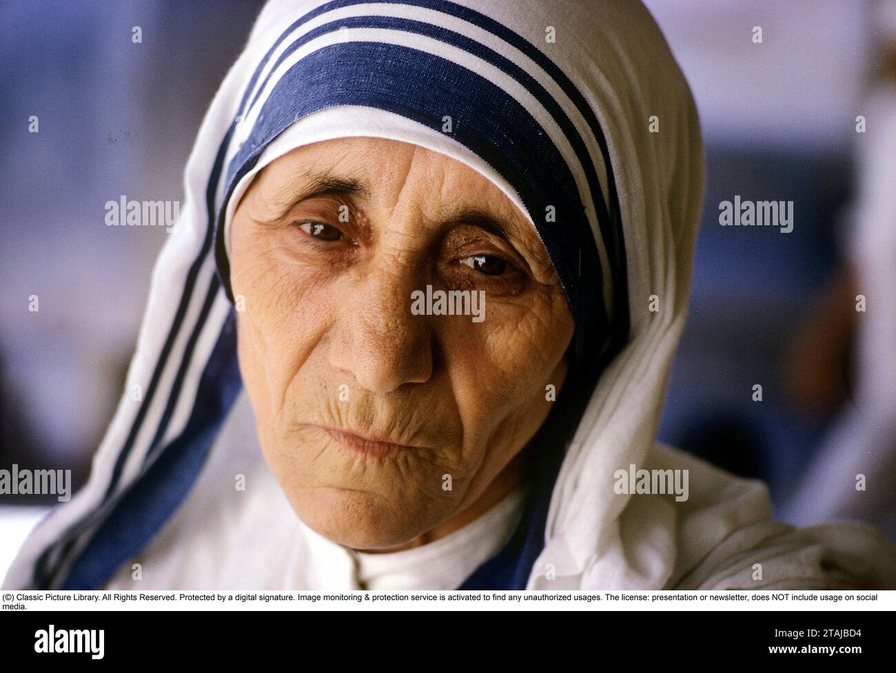Mary Teresa Bojaxhiu (26. August 1910 – 5. September 1997), besser bekannt als Mutter Teresa, war eine albanisch-indische katholische Nonne und Gründerin der Missionare der Charity. Geboren in Skopje, damals Teil des Osmanischen Reiches, zog sie im Alter von 18 Jahren nach Irland und später nach Indien, wo sie den größten Teil ihres Lebens lebte. Am 4. September 2016 wurde sie von der katholischen Kirche als Heilige Teresa von Kalkutta heiliggesprochen.1963. Roland Palm Ref. 8-5-1 Stockfoto