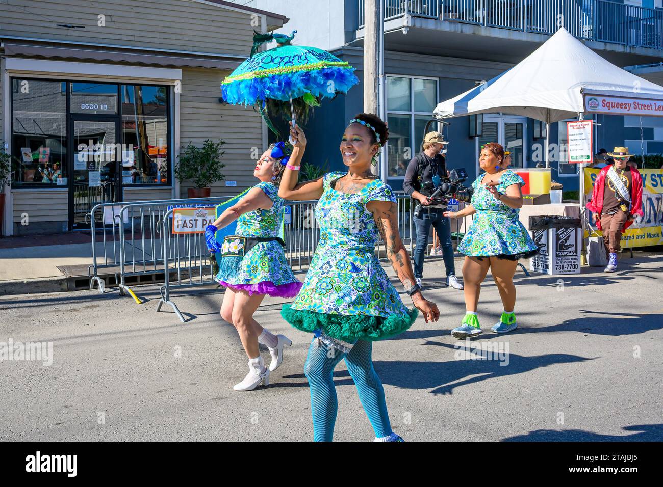 NEW ORLEANS, LA, USA – 19. NOVEMBER 2023: Der Women's Dance Club leitet die Parade Down Oak Start zum Poboy Festival Stockfoto