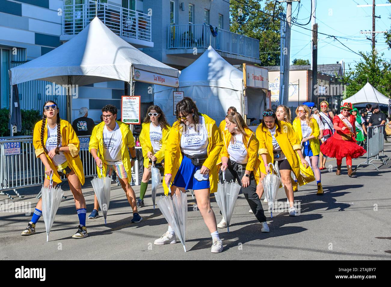 NEW ORLEANS, LA, USA – 19. NOVEMBER 2023: Der Weathergirls Dance Club tanzt die Oak Street hinunter, um das Poboy Festival zu starten Stockfoto