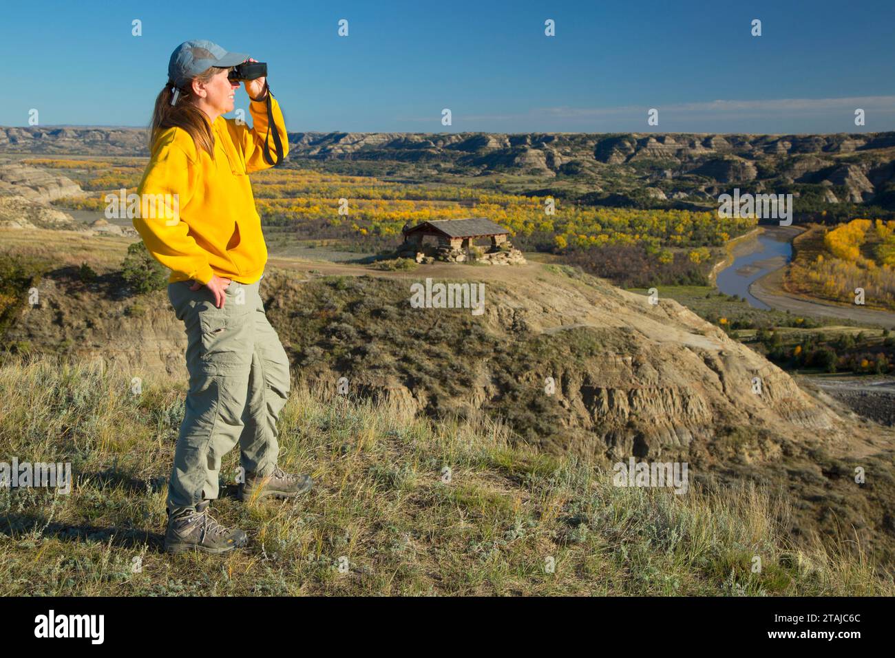 Frau am River Bend Overlook, Theodore Roosevelt National Park-North Unit, North Dakota Stockfoto