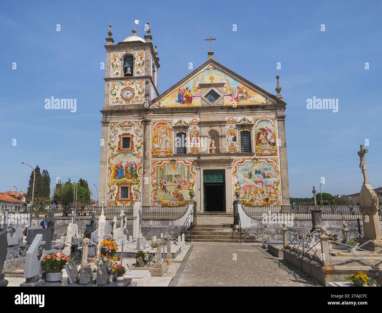 Kirche „Igreja Matriz de Santa Maria“ und portugiesische Friedhöfe. Die Fassade ist mit bunten Azulejo-Fliesen bedeckt, die religiöse Szenen des Lebens der Jungfrau Maria zeigen Stockfoto