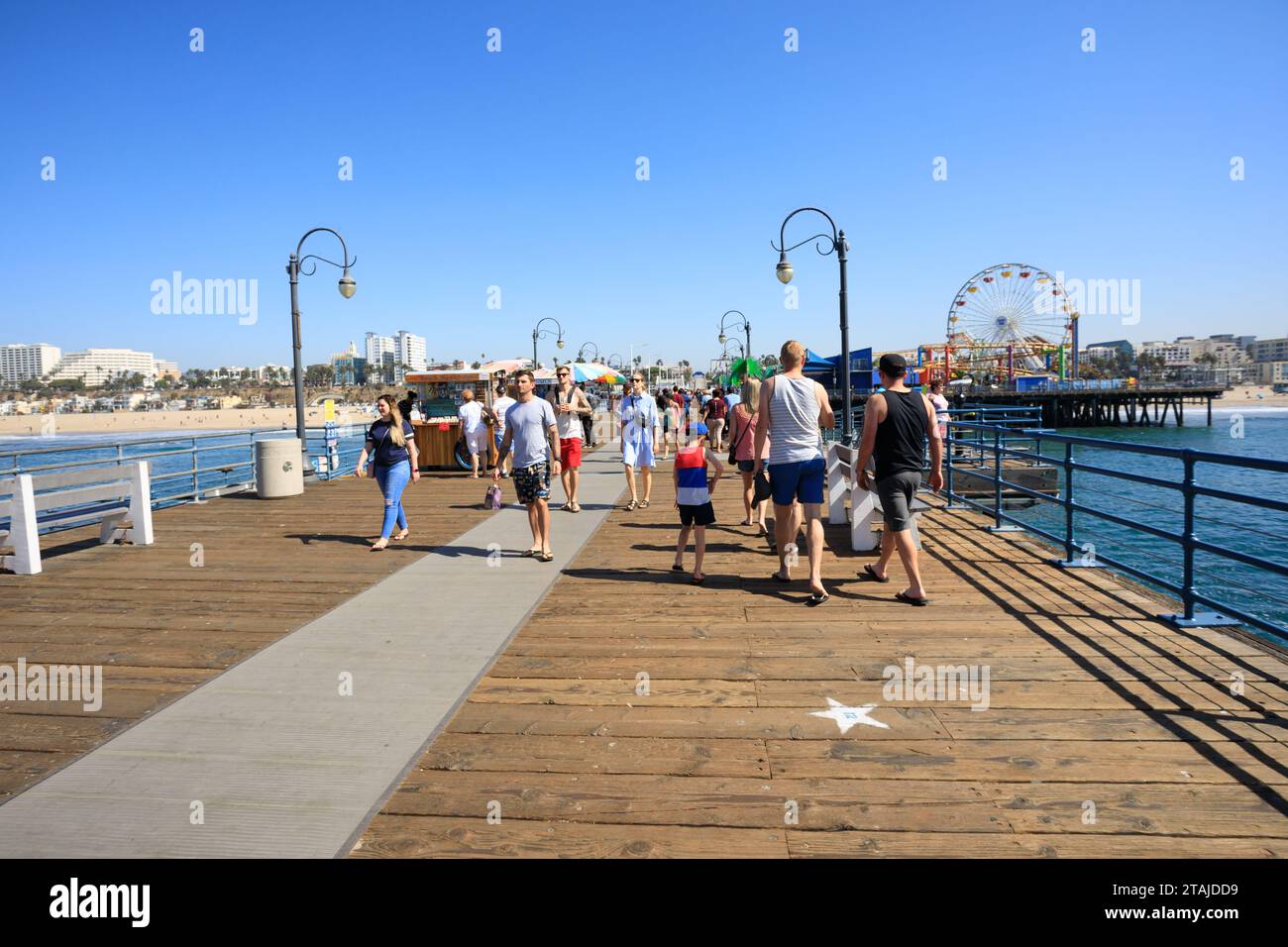 Touristen schlendern entlang des Piers, Santa Monica, Kalifornien, Vereinigte Staaten von amerika. USA. Oktober 2019 Stockfoto