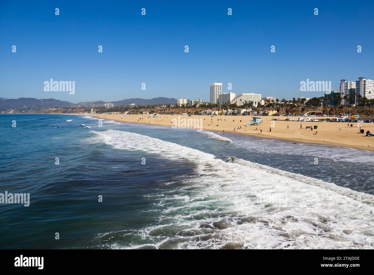 Santa Monica Strand und Innenstadt vom Pier aus gesehen. Santa Monica, Kalifornien, Vereinigte Staaten von Amerika. USA. Oktober 2019 Stockfoto