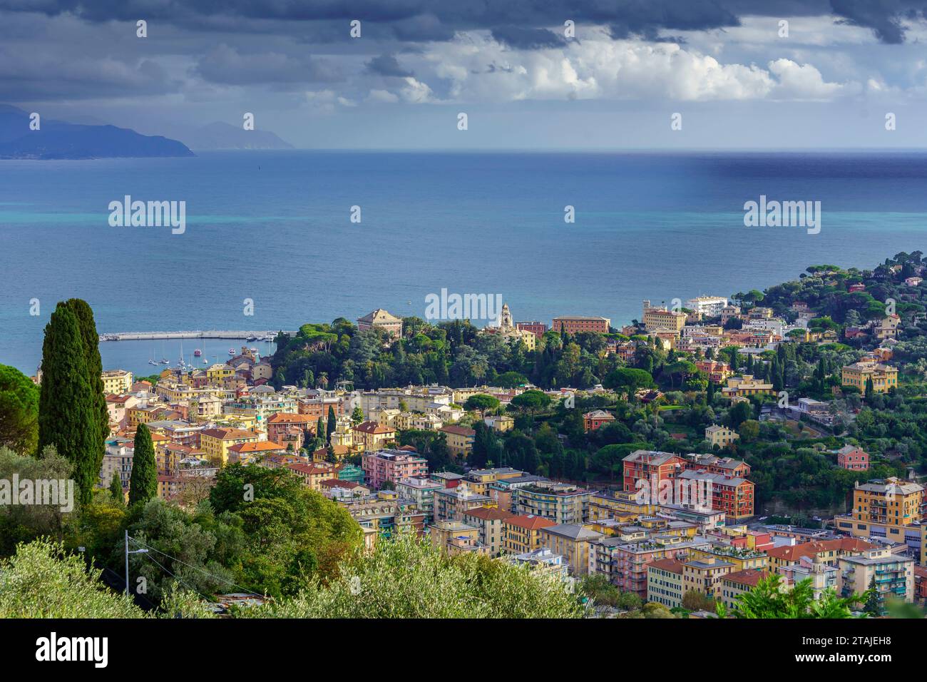 Die ligurische Stadt Rapallo von oben gesehen Stockfoto