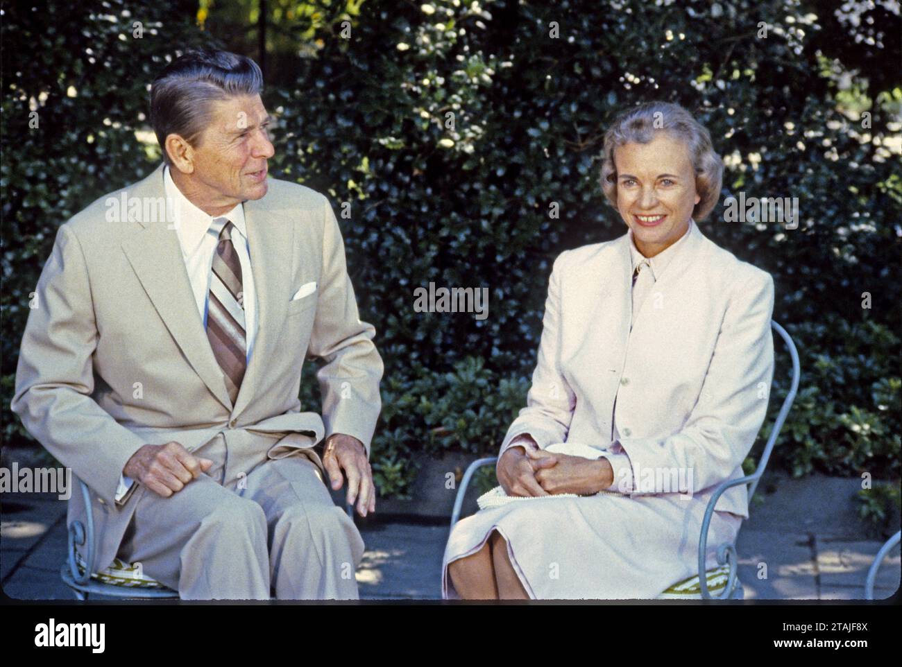**DATEIFOTO** Sandra Day O Connor ist verstorben. US-Präsident Ronald Reagan, links, und sein Kandidat als Associate Justice des Obersten Gerichtshofs als Ersatz für Potter Stewart, der im Ruhestand war, Richter Sandra Day O Connor, Right, vom Arizona Court of Appeals, posierte am 15. Juli 1981 für Fotografen im Rose Garden des Weißen Hauses in Washington, DC. Richter O Connor ist in Washington, um ihre Bestätigung zu erhalten. Copyright: XCNPx/xMediaPunchx Credit: Imago/Alamy Live News Stockfoto